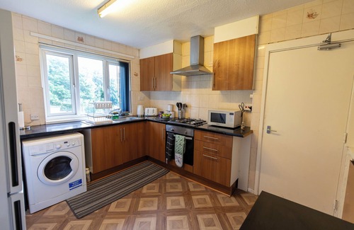 Newcastle-upon-Tyne Apartment | 10 minute walk to City Centre, spacious 4 Bedroom, 2 Bathroom & Free Parking! n