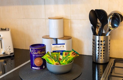 Newcastle-upon-Tyne Apartment | 10 minute walk to City Centre, spacious 4 Bedroom, 2 Bathroom & Free Parking! n