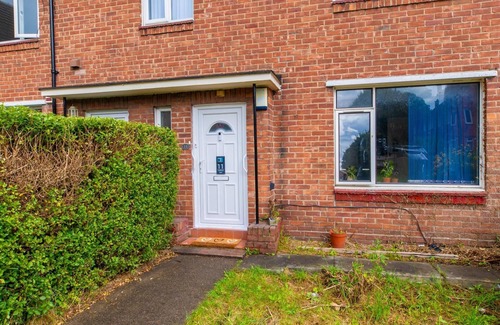 Newcastle-upon-Tyne Apartment | 10 minute walk to City Centre, spacious 4 Bedroom, 2 Bathroom & Free Parking! n