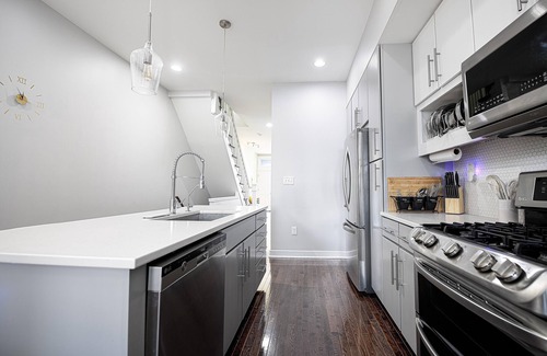 Downtown Baltimore House | 10-minute walk to Johns Hopkins Medical Center. Spacious. Peaceful. Clean.