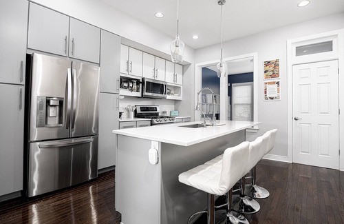 Downtown Baltimore House | 10-minute walk to Johns Hopkins Medical Center. Spacious. Peaceful. Clean.