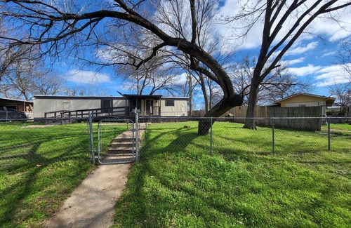 Del Valle House | 10 minutes from Austin Airport COTA Tesla Expo. Prefect for Austin travels!