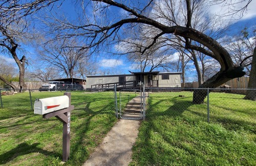 Del Valle House | 10 minutes from Austin Airport COTA Tesla Expo. Prefect for Austin travels!