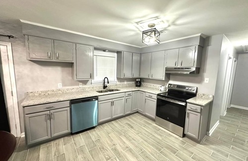 Brownsville House | 10 minutes from Blue Oval - 3 bed 1 bath/Den/Kitchen/Laundry. Furnished