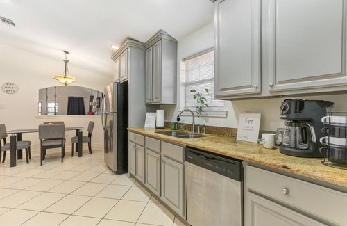 Little Woods House | 10 minutes from Downtown! Cozy Family Home with Pool
