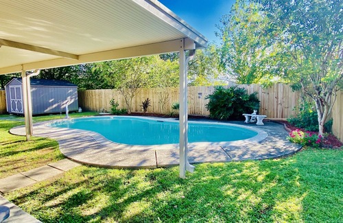 Little Woods House | 10 minutes from Downtown! Cozy Family Home with Pool