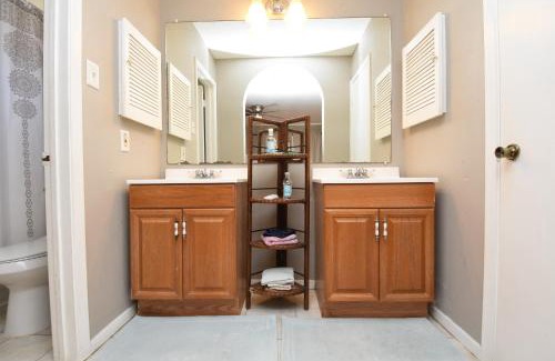 Humble House | 10 Minutes from IAH and Mall, Newly Rehabbed