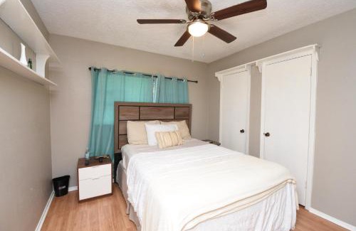 Humble House | 10 Minutes from IAH and Mall, Newly Rehabbed