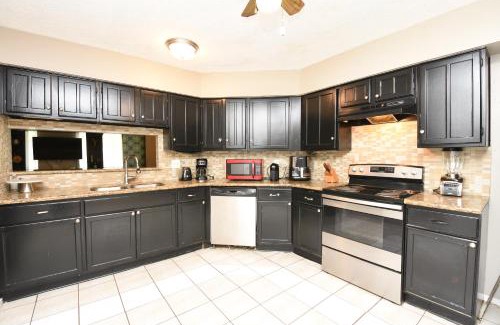 Humble House | 10 Minutes from IAH and Mall, Newly Rehabbed
