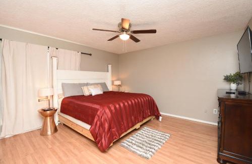 Humble House | 10 Minutes from IAH and Mall, Newly Rehabbed