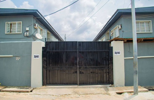 Ikeja Apartment | 10 Minutes from the Airport! Family-sized 3 Bed Apartment