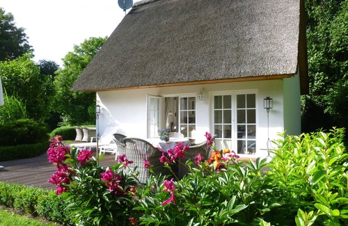 Klein Bollhagen House | 10 minutes from the beach, thatched house with spa: sauna & whirlpool