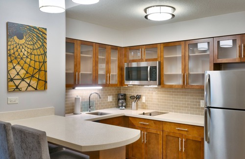 Gainesville Condo | 10 Minutes from U of Florida. Free Breakfast. Outdoor Pool & Hot Tub. Great for Small Groups!