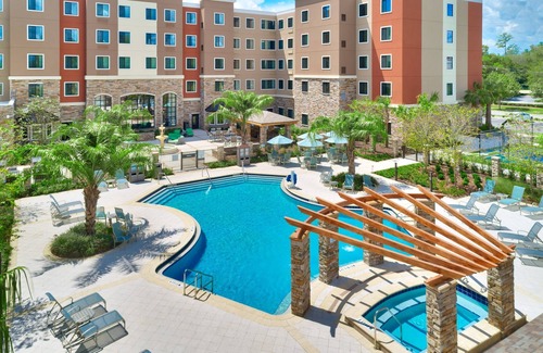 Gainesville Condo | 10 Minutes from U of Florida. Free Breakfast. Outdoor Pool & Hot Tub. Great for Small Groups!