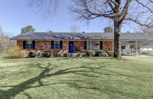 Mount Ida House | 10 minutes to Lake Oauchita. Close to Camp Ozark. Walk to Town Square.
