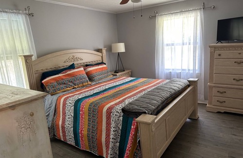 Mount Ida House | 10 minutes to Lake Oauchita. Close to Camp Ozark. Walk to Town Square.