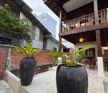 Santuk House | 10 Minutes to Pubstreet - Traditional Khmer House