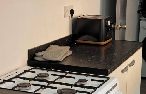 South Shields Apartment | 10 minutes to the beach! Cosy 2 bed flat with free parking. Pet-Friendly!