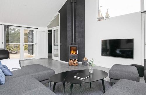 Bratten Strand House | 10 person holiday home in Jerup