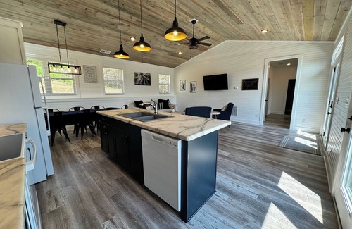 Dry Ridge House | 100 Acre Relaxing Retreat Near ARK- The Cabin