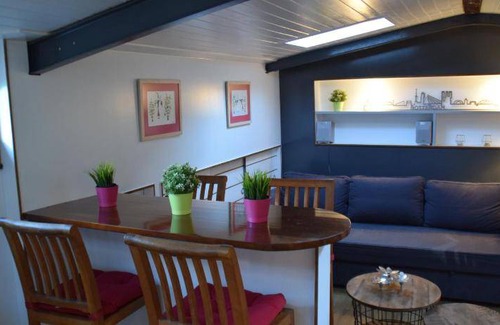 Kop van Zuid Apartment | 100 m² Serviced apartment ∙ 2 bedrooms ∙ 8 guests