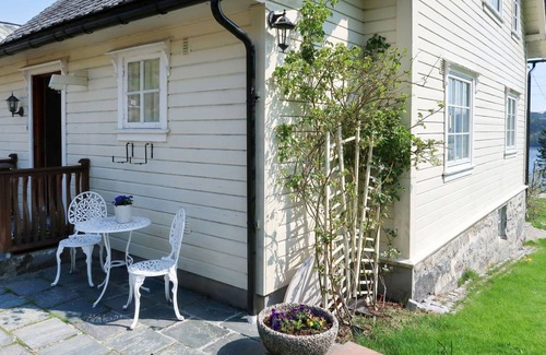 Askvoll Other | 100 m² Accommodation ∙ 4 bedrooms ∙ 5 guests