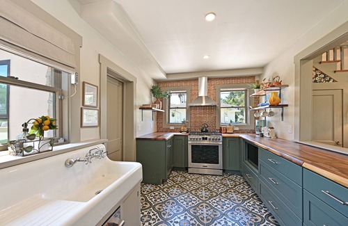 Bradenton House | 100 yr old Stone House near beaches and downtown Bradenton with a heated pool