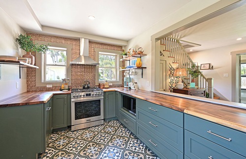 Bradenton House | 100 yr old Stone House near beaches and downtown Bradenton with a heated pool