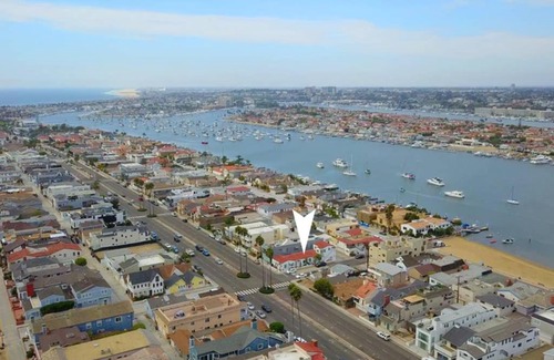 Balboa Peninsula Apartment | 1000#1 Contemporary Home w/Parking, Grill, & AC!