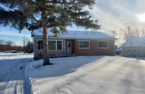 Leeds and the Thousand Islands House | 1000 Islands Bungalow (Across Casino)
