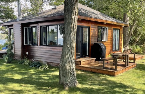 Leeds and the Thousand Islands Cottage | 1000 islands private island