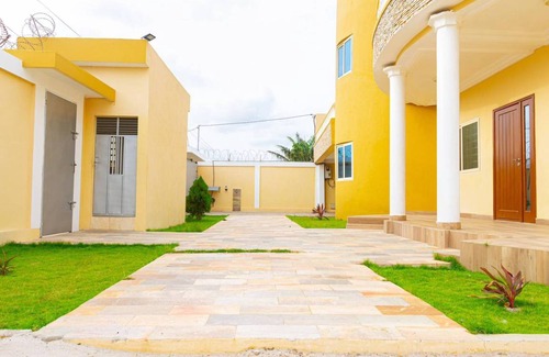 Littoral Department House | 1000 m² House ∙ 5 bedrooms ∙ 10 guests