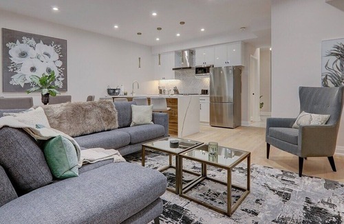 Midtown Toronto Apartment | 1000 sq ft of Luxury Living in The Annex