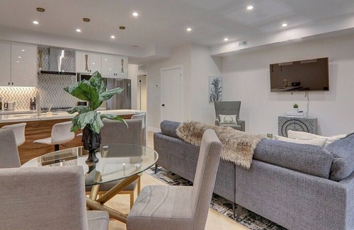 Midtown Toronto Apartment | 1000 sq ft of Luxury Living in The Annex