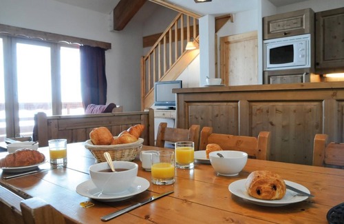 La Toussuire Apartment | 100m from ski slopes, fitness, swimming pool, sauna, hammam, balcony, tv, ski locker, 40m²