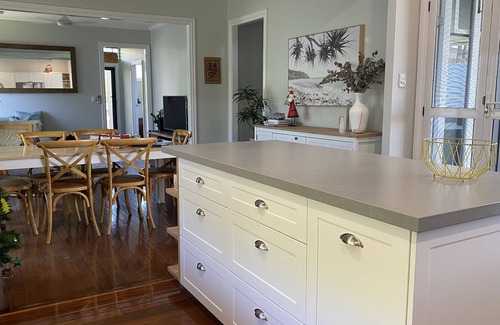 Maroochydore House | 100m to River*Pool*Sauna*Pet & Family Friendly