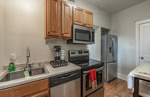 St. Louis Apartment | #102 ❤Charming best location Delmar Loop- Wash U