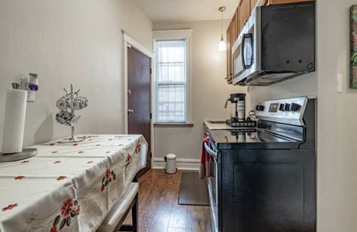 St. Louis Apartment | #102 ❤Charming best location Delmar Loop- Wash U