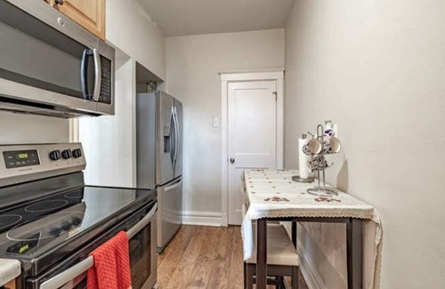 St. Louis Apartment | #102 ❤Charming best location Delmar Loop- Wash U
