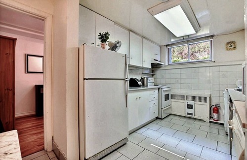 Cote-Des-Neiges—Notre-Dame-De-Grace Apartment | #102 Warm & Tastefully Furnished - Great Location