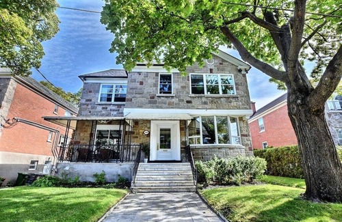 Cote-Des-Neiges—Notre-Dame-De-Grace Apartment | #102 Warm & Tastefully Furnished - Great Location