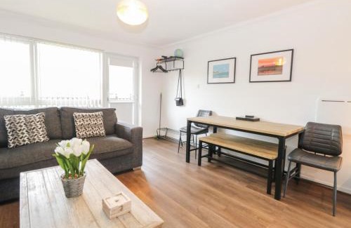 Corton House | 102 Waterside Park