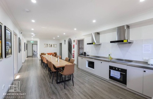 Brunswick East Apartment | 103 Luxury Queen & King Single beds w/Fast WiFi - 18 mins tram to CBD