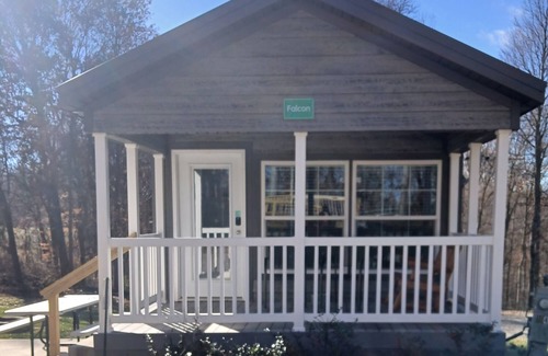 Logan Cabin | 104) Falcon Farmhouse Style Cabin. Close to Hocking Hills State Park and more!