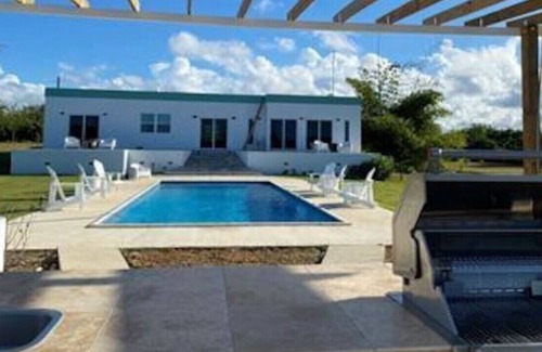 Jarealito House | 104 Queen Pool View Suite at The Grand Villa