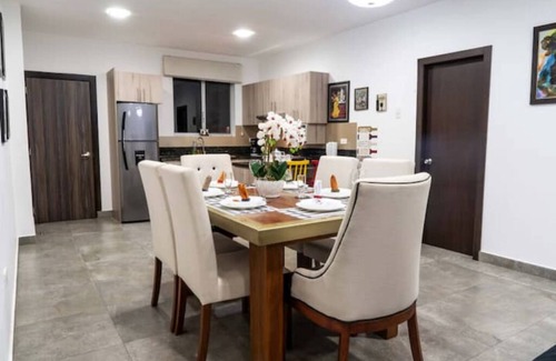 Urdesa Condo | 106 - Consulate USA *Parking* Prague Apts 3 pax