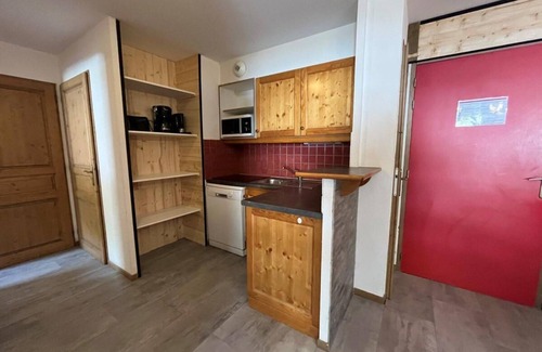 Val Cenis Apartment | 10m from ski slopes, terrace, parking, tv, ski locker, 40m², Val Cenis