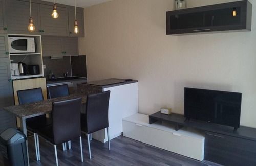 Le Super-Sauze Apartment | 10m from ski slopes, 3rd floor, view ski slopes, balcony, tv, 26m², Sauze - Super Sauze