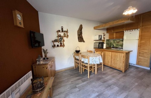 Le Super-Sauze Apartment | 10m from ski slopes, 2nd floor, terrace, tv, 28m², Sauze - Super Sauze
