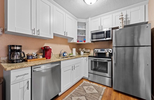 Clearwater House | 10min to Beach | TV in Each BR |Walk To Stores